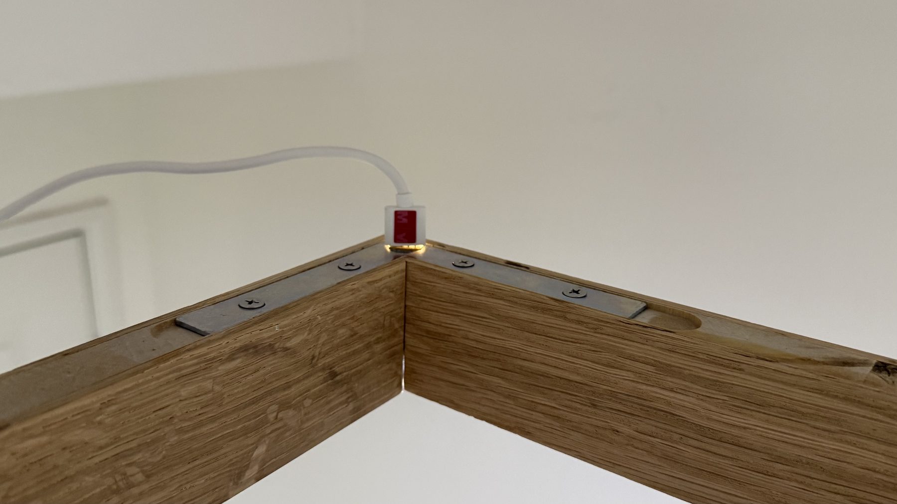 Corner joinery with aluminum bracket and power connector